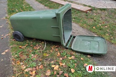A szél a szemeteskukákat is feldöntötte