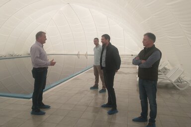 A vendégek fürdőköpenyben átsétálhatnak a wellnessből a medencéhez (Csincsik Zsolt felvétele)