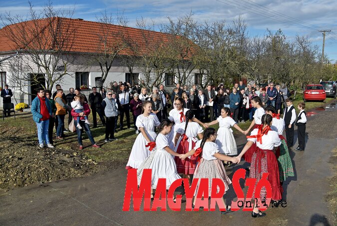 A Pántlika néptánccsoport Somogyi táncokat adott elő az utcán (Fotó: Gergely Árpád)