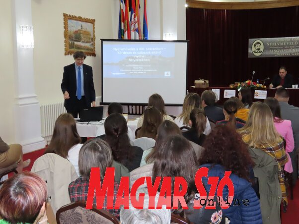 Dr. Pomozi Péter előadása a nyelvészeti tanácskozáson (Csincsik Zsolt felvétele) Dr. Pomozi Péter előadása a nyelvészeti tanácskozáson (Csincsik Zsolt felvétele)