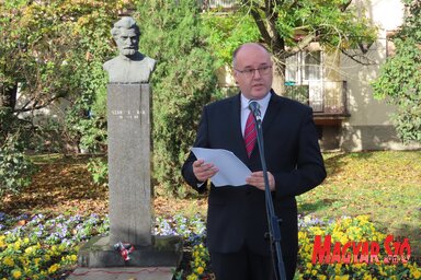 Hugyik Richárd ünnepi beszéde az adai Szarvas-szobornál (Csincsik Zsolt felvétele)