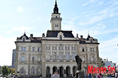 A városháza csaknem százharminc éve határozza meg a város főterének látképét (Ótos András felvétele)