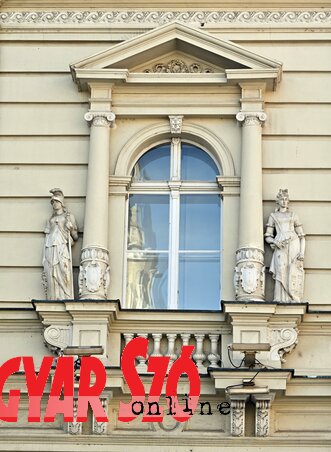 Az épület külső részén látható szobrok Anika Gyula szobrászművész keze munkáját dicsérik (Ótos András felvétele)