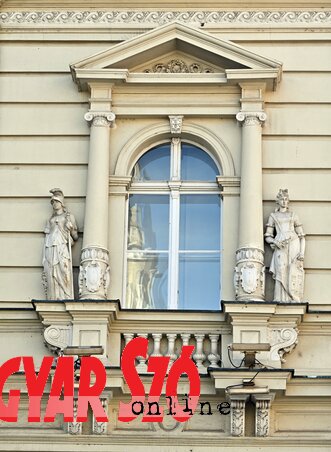 Az épület külső részén látható szobrok Anika Gyula szobrászművész keze munkáját dicsérik (Ótos András felvétele)