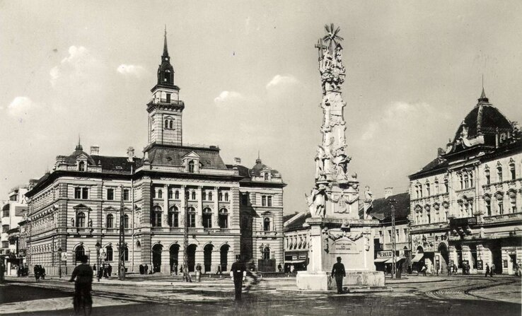 A városháza épülete a Szentháromság-szoborral a múlt század elején (Forrás: https://gallery.hungaricana.hu)