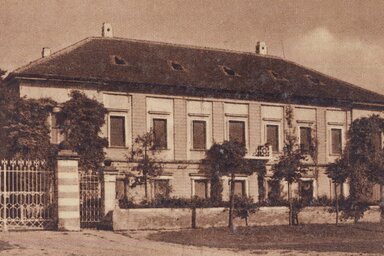 A Szécsen-kastély egy múlt század eleji képeslapon (Ádám István gyűjteményéből)