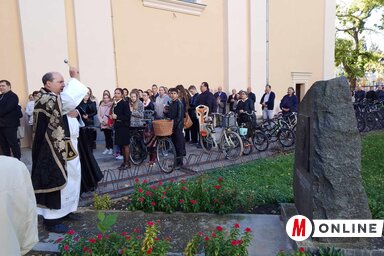 Ft. Fuderer László megszentelte az emléktáblát (Kancsár Izabella felvétele)