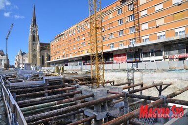 Újvidék belvárosában két föld alatti parkolóház is épül (Fotó: Dávid Csilla)