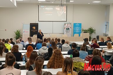 Dr. habil. Rátgéber László mesteredző, egyetemi docens előadására nagy volt az érdeklődés (Dér Dianna felvétele)