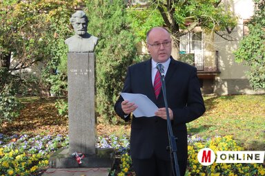 Hugyik Richárd ünnepi beszéde az adai Szarvas-szobornál, fotó: Csincsik Zsolt