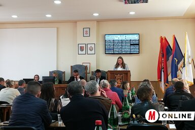 Az eddigi 5000 dinárról 8000 dinárra növelték a felsőfokú tanulmányokat folytató községbeli fiatalok havi ösztöndíját (Tóth Péter felvétele)