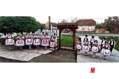 Teljes díszben, népviseletben a gombosiak a jeles székelykapunál, fotó: Sörfőző Katinka