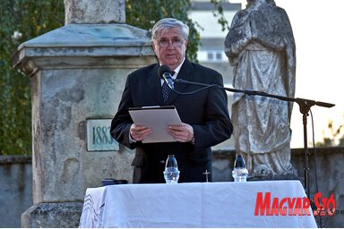 Czegledi Rudolf beszédében arra hívta fel a polgárok figyelmét, hogy nem kell félni az emlékezéstől, hiszen ez a hitünket erősíti (Gergely Árpád felvétele)