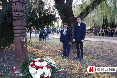 A VMSZ képviselői is elhelyezték az emlékezés virágait a kopjafánál Óbecsén (Kancsár Izabella felvétele)