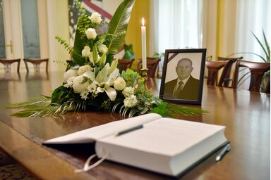 A VMSZ szabadkai székházában már sokan aláírták a részvétnyilvánító könyvet (Molnár Edvárd felvétele)