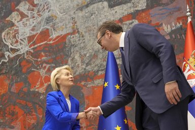 Szívélyes kézfogás, eltérő álláspontok. Ursula von der Leyen és Aleksandar Vučić a keddi belgrádi, közös sajtótájékoztató után (Fotó: Beta)
