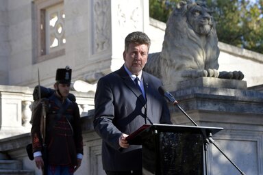 Móczár Gábor, a Nemzeti Örökség Intézete főigazgatója beszédet mond a Magyar Batthyány Alapítvány díjainak átadásán az aradi vértanúk emléknapján a Fiumei úti sírkertben, a Batthyány-mauzóle