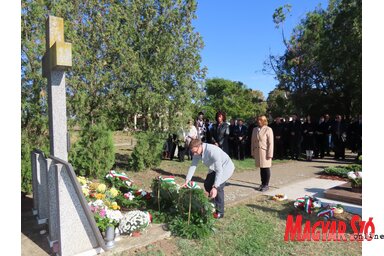 A VMSZ tisztségviselői megkoszorúzzák az emlékművet
