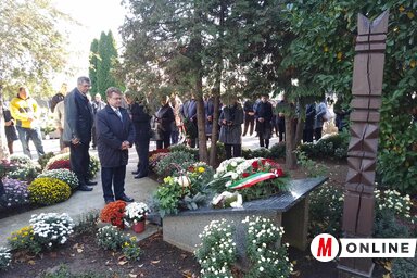 A VMSZ nevében dr. Molnár Viktor helyezte el a kegyelet virágait, fotó: Kancsár Izabella