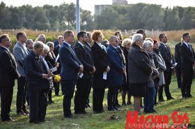 Kegyeletadás a Vergődő madár emlékműnél