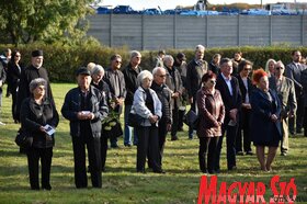 Kegyeletadás a Vergődő madár emlékműnél