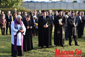 Kegyeletadás a Vergődő madár emlékműnél