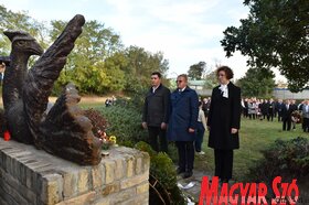 Kegyeletadás a Vergődő madár emlékműnél