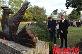 Kegyeletadás a Vergődő madár emlékműnél