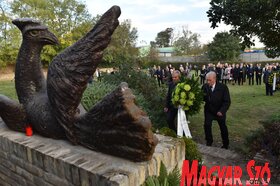 Kegyeletadás a Vergődő madár emlékműnél