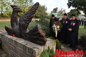 Kegyeletadás a Vergődő madár emlékműnél