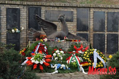 Kegyeletadás a Vergődő madár emlékműnél