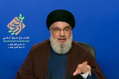 Hasszan Naszrallah, a Hezbollah vezetője televíziós beszédet tart, fotó: AFP/Al-Manar
