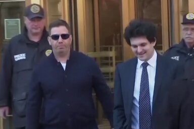 Sam Bankman-Fried az ítéletet követően (Fotó: euronews / screenshot)