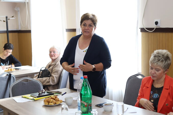 Sípos Hajnalka felszólal a női fórum topolyai ülésén (Lakatos János felvétele)