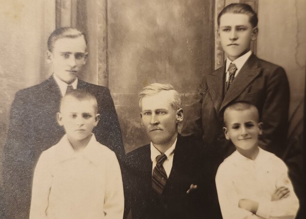 Édesapjával, Futó Jánossal, testvérével, ifjabb Jánossal és bérmaszüleikkel, a Bolić fivérekkel