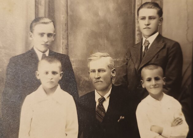 Édesapjával, Futó Jánossal, testvérével, ifjabb Jánossal és bérmaszüleikkel, a Bolić fivérekkel Édesapjával, Futó Jánossal, testvérével, ifjabb Jánossal és bérmaszüleikkel, a Bolić fivérekkel