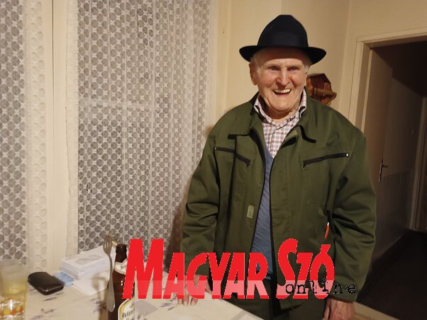 Pista bácsi egyik kedvenc egyensúlyjátékát is bemutatta, egy sörösüveg szájára helyezett gyufaszálon egyensúlyozó, egymásba akasztott villákkal (Kazinczy Paszterkó Diana) Pista bácsi egyik kedvenc egyensúlyjátékát is bemutatta, egy sörösüveg szájára helyezett gyufaszálon egyensúlyozó, egymásba akasztott villákkal (Kazinczy Paszterkó Diana)