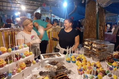 Szabó Krisztina és Szabó Renáta a legnagyobb egyetértésben a Fenseraj Ukusa vásáron is (Facebook/Finko Mafinko)