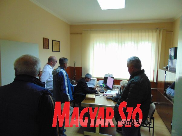 Magyarcsernyén többen is támogatták a Vajdasági Magyar Szövetség köztársasági jelöltlistáját (Vidács Hajnalka felvétele) Magyarcsernyén többen is támogatták a Vajdasági Magyar Szövetség köztársasági jelöltlistáját (Vidács Hajnalka felvétele)