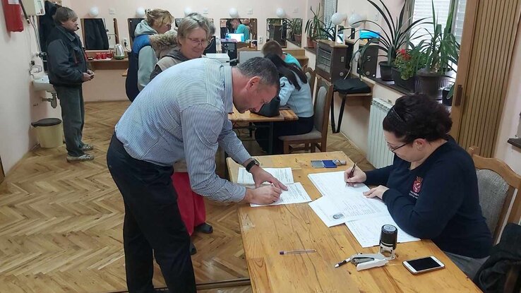 Tóth Zoltán Szajánban írt alá (Fotó: Facebook) Tóth Zoltán Szajánban írt alá (Fotó: Facebook)