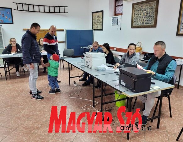 Kishegyesen a tűzoltóotthon nagytermében, Bácsfeketehegyen a Kultúrotthonban szervezték meg az aláírásgyűjtést (Fotó: Lakatos János felvétele) Kishegyesen a tűzoltóotthon nagytermében, Bácsfeketehegyen a Kultúrotthonban szervezték meg az aláírásgyűjtést (Fotó: Lakatos János felvétele)