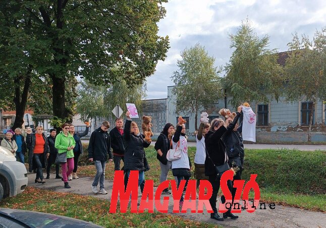 Hétfőn délelőtt a tiltakozók először átadták a petíciót az önkormányzat épületében, majd ismét sétára indultak Topolyán (Fotó: Kazinczy Paszterkó Diana felvétele)