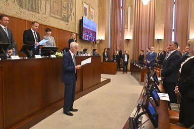 Momo Čolaković, a parlament legidősebb képviselője tölti be a házelnöki tisztséget még egy ülésen a választások előtt (Ótos András felvétele)