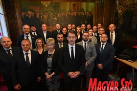 A Vajdasági Magyar Szövetség köztársasági választási jelöltlistájának átadása Belgrádban