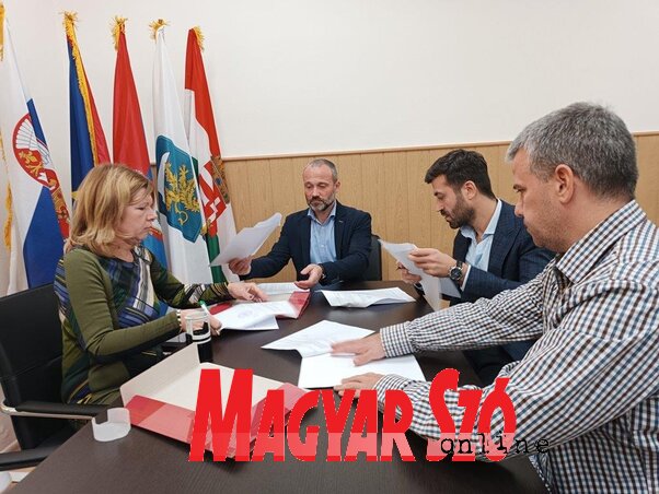 Szatmári Adrián polgármester irodájában írták alá a felek az együttműködési szerződést (Fotó: Kazinczy Paszterkó Diana)