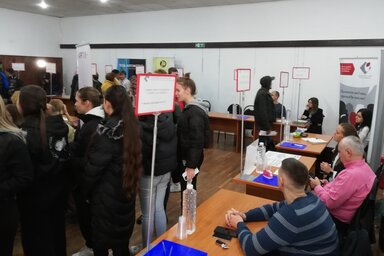 A tegnapi topolyai állásbörzén 19 munkaadó 360 betöltetlen munkahelyet kínált fel (Tóth Péter felvétele)