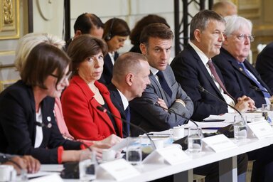 Emmanuel Macron (középen) az izraeli küldöttséggel tárgyal (Fotó: Beta)