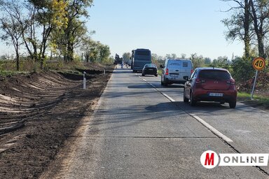 Épül az árok, áll a kocsisor (Lakatos János felvétele)