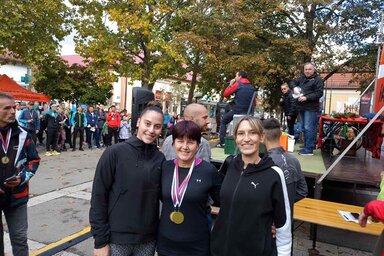 Világos Adriana gerelyhajító, Jablan Anikó és Világos Györgyi a topolyai emlékmaraton eredményhirdetését követően (Gulyás Réka felvétele)