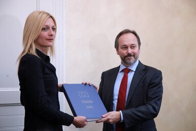 Emanuele Giaufret átadja az EB-jelentést Bojana Selakovićnak, az EU-val foglalkozó nemzeti konvent koordinátorának (Fotó: Beta)